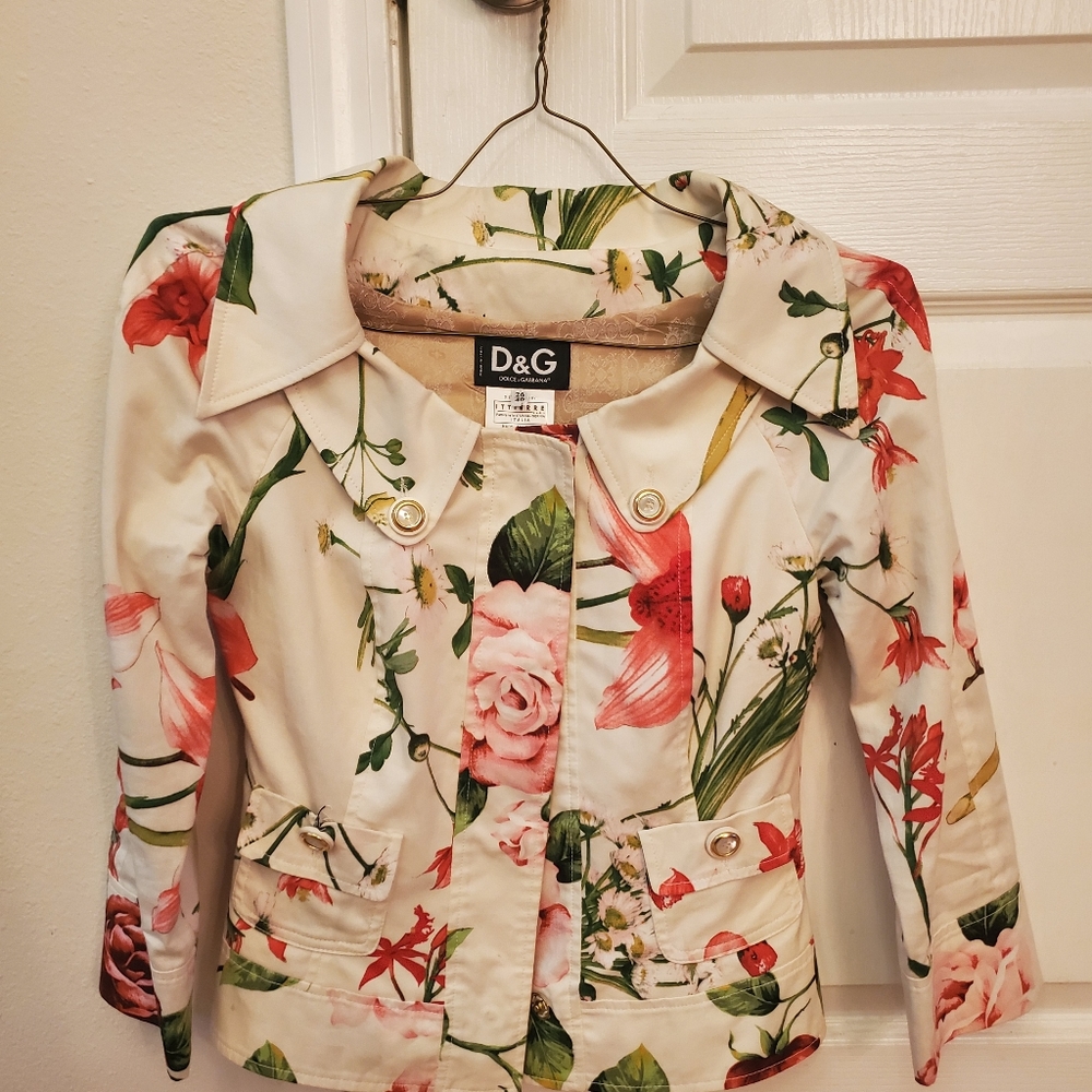 Dolce and gabbana capris and jacket suit 2 PC set used size is posted in photos.